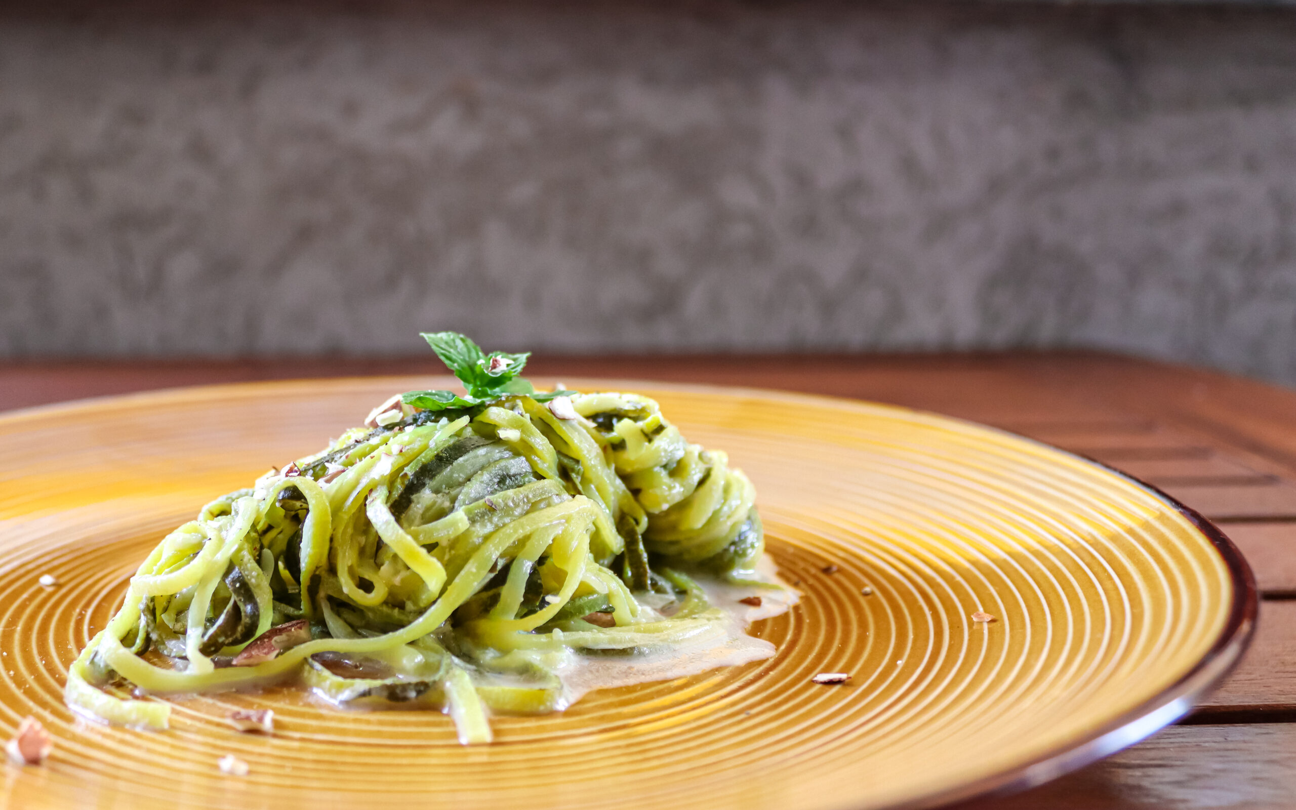 Spaghetti di zucchine con feta alla menta