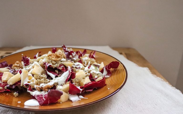 Insalata invernale di radicchio, mele e quinoa