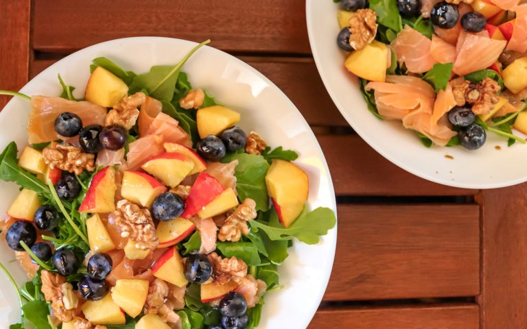 Insalata di rucola, salmone e pesche all'aceto balsamico