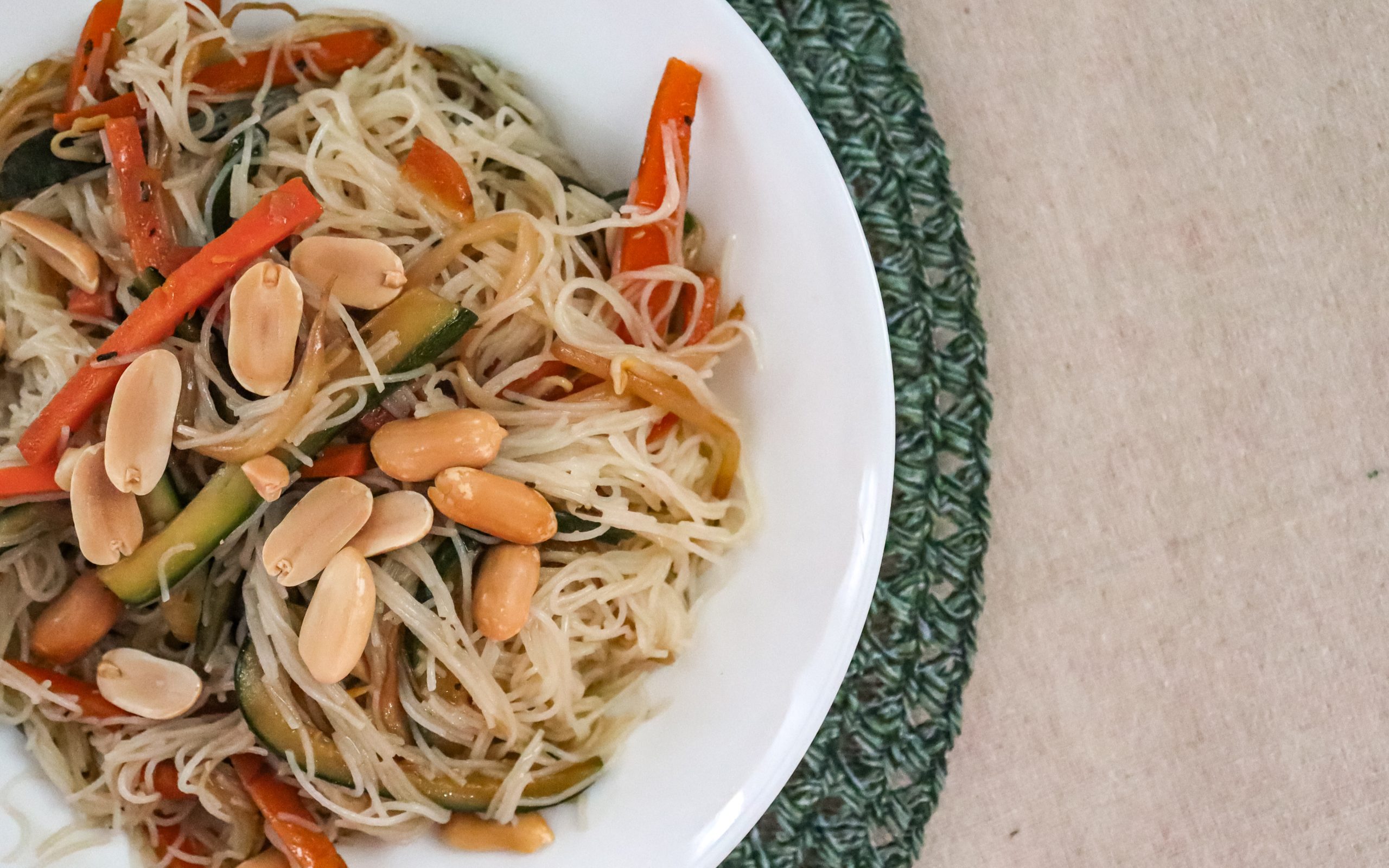 Spaghetti di riso cinesi con verdure e arachidi