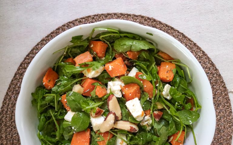 Insalatona di rucola con patate dolci, feta e noci brasiliane