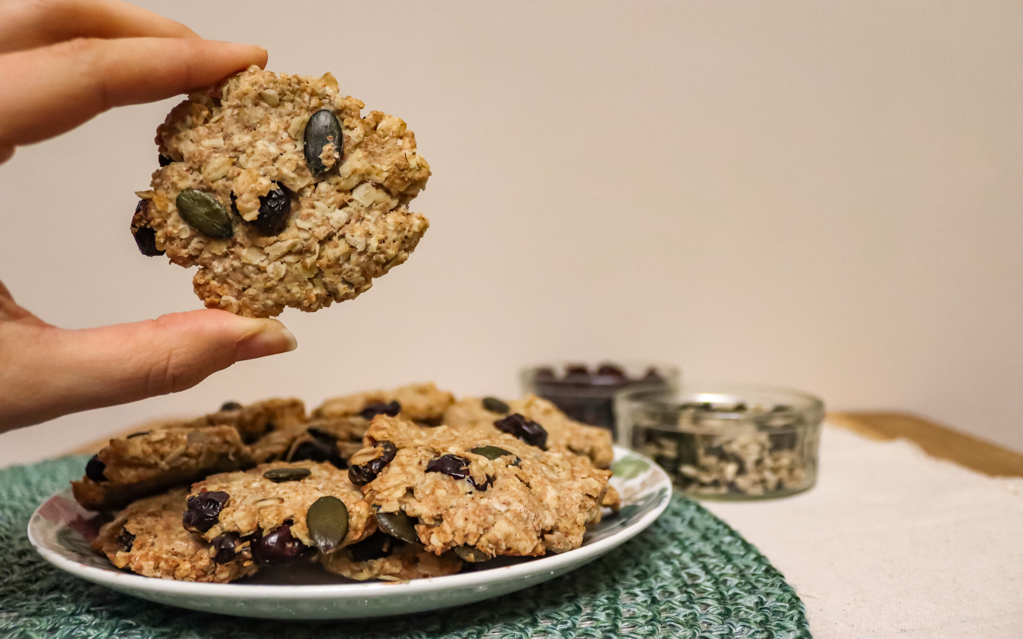 Biscotti vegan con fiocchi d'avena, semi e mirtilli