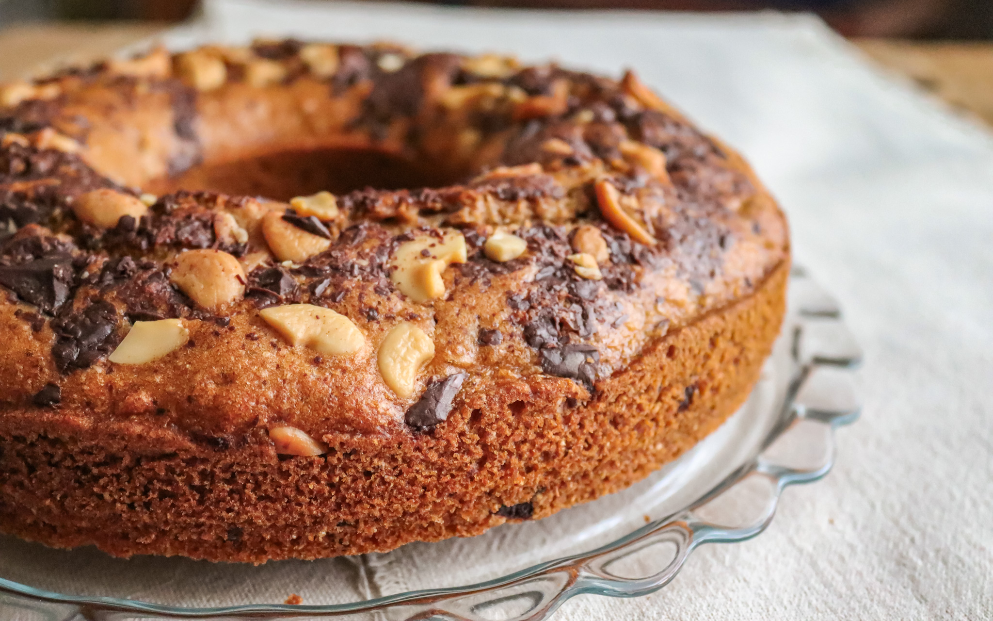 Ciambellone con farina integrale, cioccolato fondente e anacardi